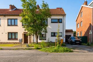 Een goed onderhouden en degelijke 3-gevel woning met oa. 4 slaapkamers + bureau, garage, kelder en parking, welgelegen nabij openbaar vervoer en invalswegen te Sint-Pieters-Leeuw!<br /><br />Op het gelijkvloers: inkomhal met vestiaire en wc, leefruimte met houtcassette /eetplaats met bureelhoek (36,00m²), open en ingerichte keuken (15,00m² - verlek, inductie kookplaat, koelkast / diepvriezer, oven vaatwasser, microgolfoven), garage / wasplaats / berging (11,90m²); <br />Op het eerste verdieping: nachthal, badkamer (4,20m² - lavabo, ligbad en toilet), 3 slaapkamers ( 9,50m² / 10,50m² / 10,00m²); <br />Op het zolder verdieping: slaapkamer 4 (25,00m²).<br />Verder: zuidgericht terras ( 23,00m²) + tuin, oprit/parking, <br /><br />Buitenschrijnwerk PVC dubbel glas + elektrische rolluiken - Centrale verwarming op aardgas<br />EPC: 20260731-0003923142-RES-1 label D - 398 kWh/(m²jaar)<br />K.I.: 1.127€ (NG) - Elektrische installatie conform tot 2039!<br />Nutsvoorzieningen: alarminstallatie<br /><br />Stedenbouwkundige inlichtingen in aanvraag.