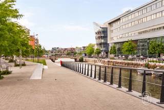 Te koop: opbrengsteigendom met handelsruimte en 2 appartementen aan de Leieboorden in KortrijkOp een uitzonderlijke ligging nabij de Leieboorden in Kortrijk bevindt zich deze veelzijdige opbrengsteigendom met een commerciële ruimte en twee gerenoveerde appartementen.Wat maakt dit pand uniek?Het gelijkvloers omvat een commerciële ruimte met grote vitrine, ideaal voor diverse invullingen zoals kantoor, praktijk of horecazaak. De ruimte biedt veel potentieel. Op de eerste en tweede verdieping bevinden zich twee volledig gerenoveerde appartementen, die onmiddellijk verhuurbaar zijn. De combinatie van een commerciële ruimte op een A-locatie en twee instapklare appartementen zorgt voor een interessante mix van rendement en toekomstpotentieel.Voor wie is dit ideaal?Ideaal voor investeerders of ondernemers die op zoek zijn naar een opbrengsteigendom met commerciële mogelijkheden op een toplocatie in Kortrijk.Te koop via Immo Beguin, jouw vastgoedexpert sinds 2009, met kantoren in Ronse, Waregem, Kortrijk, Deinze, Doornik en Lessines.Meer info of bezoek via tessa@immobeguin.be