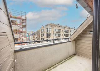 - Jonge residentie<br />- Zonnig terras<br />- Praktische indeling <br />- Gemeubeld <br /><br />Ruim en licht duplex-appartement gelegen in een jonge, goed onderhouden residentie op de Nieuwpoortsesteenweg in Oostende. De woning biedt een mooie bewoonbare oppervlakte, een optimale lichtinval en een zonnig terrasje waar het heerlijk vertoeven is. Perfect voor wie wil wonen in de buurt van het stadscentrum én genieten van de charme van de kuststad.<br /><br />Deze ideale locatie combineert goede bereikbaarheid met nabijheid van talrijke winkels, supermarkten, het openbaar vervoer en allerlei andere voorzieningen. Ook het strand bevindt zich op slechts 500m wandelafstand! <br />Een absolute parel geschikt voor zowel tweede verblijf, investering of vaste woonst! <br /><br />Indeling: inkom, gezellige en lichtrijke woonkamer, utigevend op zongericht terras, grote volledig ingerichte keuken met aansluitende berging, afzonderlijk toilet, trap naar boven, slaapkamer, badkamer met inloopdouche, berging, afzonderlijk toilet, master bedroom met ruime dressing.<br />Vlot toegankelijke fietsenstalling op het gelijkvloers!<br /><br />EPC: label B 3732428 - elektriciteit conform gekeurd <br /><br />Het appartement wordt gemeubeld aangeboden. <br /><br />Interesse? Vraag gerust meer informatie of plan een bezoek! Immo De Beus 059 510 300 
