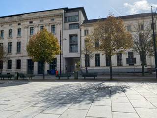 TE HUUR – Gent. Modern en goed onderhouden kantoor met een werkoppervlakte van 80 m², bestaande uit twee ruime ruimtes. De grote ramen zorgen...