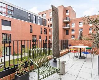 Welkom in deze prachtige woning gelegen in het hippe en bruisende De Nieuwe Dokken – dé plek waar stadsleven en rust samenkomen.Je komt binnen via...