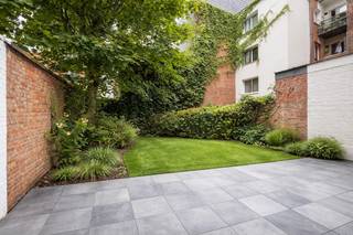 Dit gelijkvloerse appartement aan de Lange Lozanastraat, vlakbij de levendige Markgravewijk, wordt in 2025 volledig gerenoveerd en combineert een uitzonderlijke ruimtelijkheid met een uitstekende, centrale ligging. Met een oppervlakte van ongeveer ±140m² (Oost-georiënteerd) biedt dit appartement een lichte en ruime leefruimte met open keuken, twee grote slaapkamers en een extra kamer die zich perfect leent als bureau of logeerkamer.<br />De woning beschikt over twee moderne badkamers, waarvan één met een inloopdouche en dubbele wastafels en een tweede met een ligbad, wat extra comfort garandeert. Achteraan vind je een privétuin van maar liefst ±60m², een waardevolle buitenruimte om tot rust te komen of gezellig samen te zijn met familie en vrienden.<br />Het appartement maakt deel uit van een verzorgd gebouw met lift, kelderberging en een fietsenstalling. Dankzij de centrale ligging ben je op wandel- en fietsafstand van winkels, scholen, openbaar vervoer en het bruisende stadscentrum van Antwerpen. De volledige renovatie, inclusief een nieuw geïsoleerd dak, zorgt ervoor dat je straks comfortabel, modern en energiezuinig woont. Dit is de ideale woning voor wie rust en ruimte wil combineren met de voordelen van het stadsleven.<br /> <br />Geïnteresseerd in dit appartement? Neem gerust contact op via 0483/577.279 of mail naar zaka@wellimmo.net voor meer informatie of een bezoek ter plaatse.<br /> 