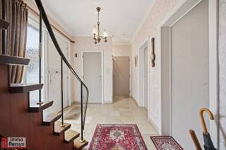 Welkom in de Ernest Claesstraat 102A te Scherpenheuvel-Zichem!<br />Deze statige halfopen bebouwing is ideaal gelegen voor wie houdt van een omgeving met een uitstekende bereikbaarheid in een landelijk gebied. De woning beschikt over een royale bruikbare vloeroppervlakte van maar liefst 252 m² en is gelegen op een mooi perceel met een diepe, groene tuin. Aan de achterzijde geniet je van een prachtig en rustgevend uitzicht op de omliggende natuur, terwijl de oprit en de garage zorgen voor voldoende parkeergelegenheid en comfort.<br /><br />Het pand is structureel stevig gebouwd en er werd gewerkt met hoogwaardige materialen, denk bijvoorbeeld aan het prachtige glaspartij in de woonkamer. Maar uiteraard zijn bepaalde kamers aan modernisatie toe.<br />Op het vlak van energiezuinigheid scoort deze woning alvast erg goed met een gunstig energielabel C, wat beduidend beter is dan het regionale gemiddelde voor soortgelijke halfopen bebouwingen.<br />Een grote troef is dat er door dit C-label géén wettelijke renovatieverplichting geldt voor de energieprestatie. De centrale verwarming is bovendien al uitgerust met een efficiënte condenserende gasketel uit 2016. <br /><br />***asbestattest in aanvraag***<br /><br /><u><strong>INDELING:</strong></u><br /><strong>Gelijkvloers:</strong> Inkomhal, woonkamer, keuken, wasplaats, toilet, garage<br /><strong>1ste verdieping:</strong> Nachthal, drie slaapkamers, badkamer, toilet<br /><strong>Zolder:</strong> Zolderruimte<br /><strong>Tuin:</strong> Tuin, oprit<br /><strong>Kelder:</strong> ja<br /><br />Ervaar zelf de vele voordelen van deze woning tijdens een persoonlijke rondleiding.<br />Maak vandaag nog je afspraak.<br />Mail naar info@immopersyn.be of bel 013 444 008.