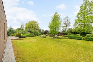 Op een royaal perceel van maar liefst 2.385 m² bevindt zich deze alleenstaande bungalow, gebouwd in 1975. De woning geniet van een rustige ligging op korte afstand van het centrum van De Madone, waar winkels, openbaar vervoer en een lagere school binnen handbereik zijn. Bovendien is er een vlotte verbinding naar Ieper, Staden en Houthulst.Deze degelijk gebouwde woning vormt de ideale basis voor wie op zoek is naar een renovatieproject met karakter. Dankzij de royale oppervlaktes, de grote raampartijen en de uitstekende constructie beschikt deze eigendom over alle troeven om uit te groeien tot een stijlvolle en comfortabele thuis.Bij het binnenkomen wordt u verwelkomd in een ruime inkomhal met vestiaireruimte en een gastentoilet. De lichtrijke leefruimte met houtcassette biedt een aangename woonbeleving en sluit naadloos aan op de veranda, waar u uitkijkt op het zonnige, zuidwestgerichte terras en de fraai aangelegde tuin. De keuken is functioneel ingericht met basisapparatuur en een composieten werkblad.Verder beschikt de woning over drie volwaardige slaapkamers, een badkamer uitgerust met zowel een ligbad als een douche, een lavabo en een tweede toilet. Tot slot is er een praktische wasplaats.De buitenruimte is zonder twijfel een van de grootste troeven van deze eigendom. De verzorgde tuin, de rust en de open verzichten zorgen voor een echt vakantiegevoel, elke dag opnieuw.Ook op technisch vlak biedt de woning interessante pluspunten, waaronder een droge kelder, een kruipkelder, centrale verwarming op mazout, een regenwaterput en een conforme elektrische installatie.Bent u op zoek naar een alleenstaande woning met een uitzonderlijk perceel, een rustige ligging én alle mogelijkheden om uw eigen woonproject te realiseren? Dan is deze eigendom absoluut een bezoek waard.EPC-label E – renovatieverplichting van toepassing.