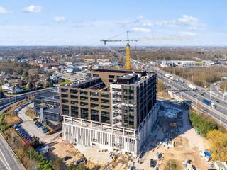 Fenomenaal gelegen nieuwbouw kantoren met een oppervlakte van 1.305 m² en een uitstekende zichtbaarheid langs de drukbezochte...