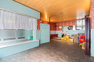 <p><strong>Woning met tal van mogelijkheden in het centrum van Eeklo</strong></p>
<p>Op zoek naar een pand met potentieel in het centrum van Eeklo? Dit pand biedt tal van mogelijkheden en vormt een interessante opportuniteit voor wie op zoek is naar een <strong>renovatieproject, handelsruimte of nieuwbouwproject</strong>.</p>
<p>De bestaande handelszaak kan behouden worden en biedt de mogelijkheid om er een eigen zaak uit te baten. Daarnaast zijn er, afhankelijk van de gewenste invulling, mogelijkheden om het pand volledig te renoveren en om te vormen tot een <strong>ruime gezinswoning</strong>. Ook een nieuwbouwproject behoort tot de mogelijkheden, onder voorbehoud van de nodige vergunningen.</p>
<p>Bij een woonfunctie zijn er mogelijkheden om tot <strong>5 slaapkamers</strong> te creëren, waardoor het pand perfect kan aansluiten bij de behoeften van een groot gezin.</p>
<p>Een bijkomende troef is de <strong>tuin</strong>, een aangename buitenruimte die in een centrumligging een mooie meerwaarde vormt.</p>
<p>Dankzij de ligging in <strong>het centrum van Eeklo</strong> bevinden winkels, scholen, horeca, diensten en openbaar vervoer zich op korte afstand.</p>
<p><strong>Een pand met mogelijkheden en potentieel, ideaal voor wie zelf wil renoveren, een handelszaak wil uitbouwen of een nieuw woonproject voor ogen heeft.</strong></p>