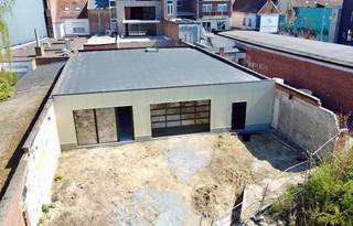Bent u op zoek naar een volledig gerenoveerd handelspand met een industriële loft-uitstraling, op een toplocatie vlakbij het dorpscentrum...