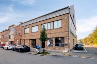 Op zoek naar een ruim appartement met lage algemene kosten, net buiten de ring van Aalst? Dit aangename appartement van maar liefst 153 m² biedt volop ruimte en comfort, gecombineerd met een rustige ligging in een kleinschalig gebouw. Het appartement bevindt zich in de Kerrebroekstraat, in een gebouw met slechts 3 appartementen. Dankzij de kleinschaligheid en het ontbreken van een lift zijn de algemene kosten beperkt. De woning beschikt over 3 volwaardige slaapkamers en een aangenaam terras, ideaal om op mooie dagen even te ontspannen. Een bijkomende troef is de parkeerplaats die inbegrepen is in de verkoopprijs, zodat parkeren geen extra zorg vormt. Verder is er nog een handige kelderberging waar er aansluiting is voor was- en droogmachine. Het appartement heeft een EPC-label C en is bovendien asbestveilig, wat zorgt voor extra gemoedsrust.
De ligging net buiten de ring van Aalst biedt een mooie combinatie van rust en bereikbaarheid, met het stadscentrum en de belangrijkste verbindingswegen vlot binnen handbereik.
Een ruim en instapklaar appartement met terras én parkeerplaats, ideaal voor wie comfortabel wil wonen in een kleinschalige residentie met beperkte gemeenschappelijke kosten. Zeker een bezoek waard! Wenst u meer informatie of een bezoek? Stuur gerust een mail naar Louis@immoaccenta.be