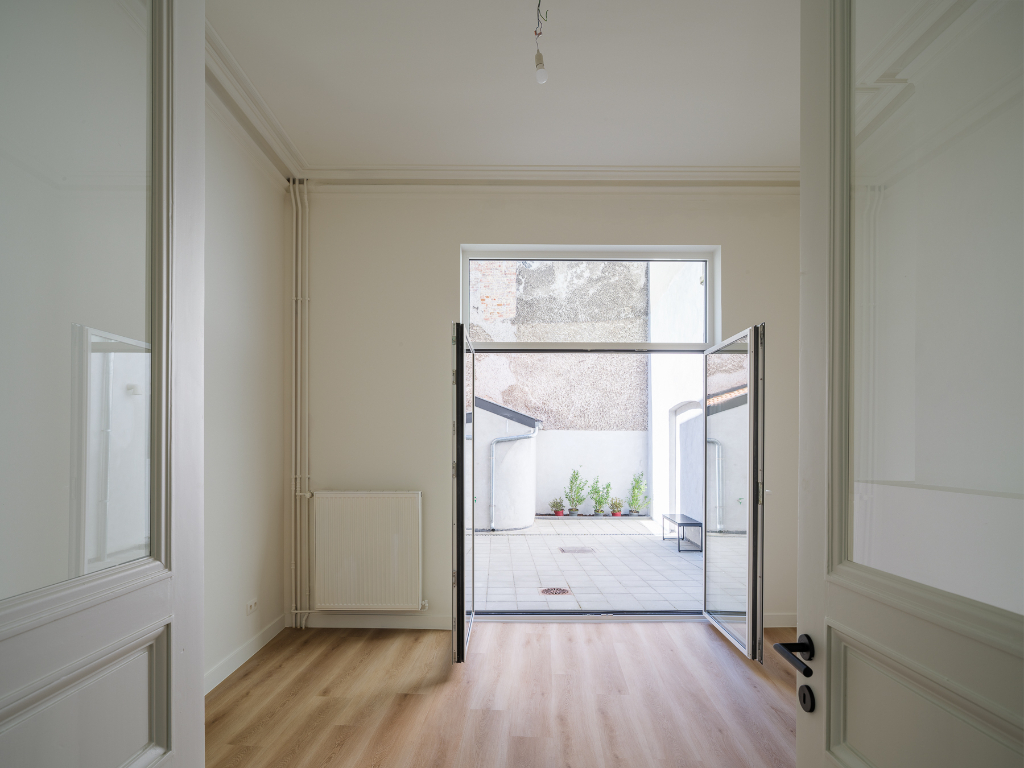 Instapklare en karaktervolle herenwoning (= kantoor) met buitenruimte aan de gegeerde Coupure - photo 5