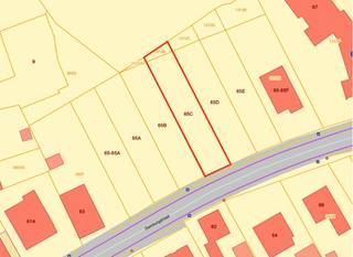 PLUSPUNTEN: <br />+ perceeloppervlakte: 477 m²<br />+ halfopen bebouwing<br />+ lot 4 en 4 bis<br />+ ruimte bouwvoorschriften<br />+ Bocholt centrum<br />+ gevelbreedte: 7m<br />+ bouwdiepte: 17m<br /><br />ALGEMEEN:<br />Droomt u van een eigen woning op een rustige én centrale locatie? Dan is deze bouwgrond aan de Damburgstraat in Bocholt zeker het ontdekken waard.<br /><br />De bouwgrond, gelegen ter hoogte van Damburgstraat 67, is geschikt voor de realisatie van een halfopen bebouwing (HOB). Dankzij de gunstige ligging bevindt u zich op korte afstand van het centrum, met winkels, horeca, scholen, dokterspraktijk en tal van andere voorzieningen binnen handbereik.<br /><br />Tegelijk geniet u hier van de rust en het groene karakter van Bocholt. Een ideale combinatie van comfortabel wonen, bereikbaarheid en een aangename leefomgeving. Een mooie kans om uw eigen thuis te realiseren op een gegeerde locatie in Bocholt!<br /><br />BOUWVOORRSCHRIFTEN BPA DORPSKOM (art. 1.2)
<ul>
	<li>hoofdbestemming: wonen</li>
	<li>nevenbestemming: handen: horeca, diensten zonder loketfunctie, vrije beroepen, openbare nutsfuncties, ambachtelijke bedrijven;</li>
	<li>halfopen bebouwing, min. 9, max 15m gevelbreedte (zie plan);</li>
	<li>bouwhoogte:
	<ul>
		<li>hoofdgebouw: max 2 bouwlagen;</li>
		<li>meerdiepte op het gelijkvloerss: max. 1 bouwlaag en max. 4,5m;</li>
		<li>de hoogte van 1 bouwlaag bedraagt max. 3,5m voor woonfunctie en max 4,5m voor nevenfunctie;</li>
	</ul>
	</li>
	<li>bouwdiepte:
	<ul>
		<li>in harmonie met aanpalende bebouwing;</li>
		<li>gelijkvloers max. 17m;</li>
		<li>verdieping max. 13m;</li>
	</ul>
	</li>
	<li>zijgevel:
	<ul>
		<li>gemene gevel: tegen perceelgrens;</li>
		<li>open gevel: op min 3m van de perceelgrens;</li>
	</ul>
	</li>
	<li>dakvorm:
	<ul>
		<li>hoofdgebouw: dakvorm vrij doch in harmonie (extra toelichting zie voorschriften bij downloads)</li>
	</ul>
	</li>
</ul>
FINANCIERING:<br />Een succesvolle vastgoedtransactie begint met een goede voorbereiding. Wij adviseren kandidaat-kopers om hun financiële mogelijkheden tijdig in kaart te brengen, zodat zij met de nodige zekerheid en vertrouwen kunnen handelen wanneer de juiste opportuniteit zich aandient.<br /><br />VERKOPEN OF VERHUREN MET EEN STRATEGISCHE AANPAK?<br />Dankzij het vertrouwen van onze klanten en onze sterke marktpositie zijn wij voortdurend op zoek naar kwalitatieve eigendommen. Overweegt u te verkopen of te verhuren? Ontdek vrijblijvend onze persoonlijke aanpak en hoe wij uw eigendom optimaal positioneren om de juiste doelgroep te bereiken.<br /><br />ALS EERSTE OP DE HOOGTE VAN NIEUW AANBOD:<br />De beste eigendommen worden vaak gevonden vóór ze breed beschikbaar zijn. Schrijf u vrijblijvend in via onze website en ontvang nieuw aanbod dat aansluit bij uw wensen en zoekcriteria.<br /><br />UW VASTGOED, ONZE EXPERTISE:<br />Elke eigendom verdient een persoonlijke strategie. Met een combinatie van marktkennis, professionele presentatie, actieve klantenbenadering en een sterk netwerk begeleiden wij onze klanten naar een succesvol resultaat.<br /><br />PERSOONLIJKE SERVICE, PROFESSIONELE BEGELEIDING:<br />Een vastgoedbeslissing vraagt een doordachte aanpak. Ons ervaren team staat klaar om u persoonlijk te adviseren en te begeleiden bij elke stap. Contacteer ons via +32 89 87 03 67 of via info@immosign-plus.be.