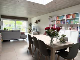 Bent u op zoek naar een instapklare woning?<br />Deze moderne en gerenoveerde rijwoning met gunstige EPC in Oordegem is ideaal voor starters of jonge gezinnen.<br /><br />U betreedt de woning via een lichtrijke inkomhal met gastentoilet en praktische berging. Aansluitend bevindt zich de volledig uitgeruste keuken met vaatwasser, combi-oven en inductiekookplaat. De keuken sluit naadloos aan op de eetplaats en de gezellige woonkamer.<br /><br />Via het schuifraam bereikt u de zonnige tuin met achteraan een ruim tuinhuis.<br /><br />Op de eerste verdieping bevinden zich een grote slaapkamer met zicht op de tuin en een badkamer uitgerust met ligbad, douche, dubbel lavabomeubel en tweede toilet.<br /><br />De tweede verdieping biedt ruimte voor twee extra slaapkamers.<br /><br />De woning ligt in het hart van Oordegem, zo goed als centraal tussen Gent en Aalst. De dichtstbijzijnde op- en afrit van de E40 bevindt zich op slechts 6,5 km. Op wandelafstand vindt u diverse lokale handelaars zoals een bakker, slager, frituur en supermarkt.<br /><br />De basisschool ligt bovendien op amper 100 meter van de woning, ideaal voor jonge gezinnen.<br /><br />Extra troeven:<br /><br />- EPC B (167 kWh/m2 jaar)<br /><br />- Vernieuwde CV-ketel (2 jaar oud)<br /><br />- Rustige ligging<br /><br />Interesse?<br />Maak dan een afspraak voor de bezoekdag op zaterdag 30/5/2026 via deze link: <br />https://calendly.com/gertbosschaert/bezoekdag-speurtstraat-22<br /><br />Contact: <br />gertbosschaert@hotmail.com<br /><br />Telefonisch: +32479888171