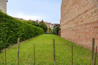 <p>Ce terrain à bâtir pour construction fermée situé à Wemmel bénéficie d’un emplacement calme dans une rue résidentielle tout en offrant une excellente accessibilité vers Bruxelles. Il représente une belle opportunité pour les personnes souhaitant construire une maison unifamiliale spacieuse et confortable dans un environnement agréable où tranquillité et mobilité se rencontrent parfaitement.</p><p>Le terrain se situe en zone d’habitat et convient à la réalisation d’une maison 2 façades. Selon les prescriptions urbanistiques en vigueur, il est possible de construire jusqu’à 2 niveaux avec un étage supplémentaire en retrait sous toiture. Cette configuration permet de concevoir une habitation moderne et fonctionnelle répondant pleinement à vos attentes.</p><p>Les prescriptions générales imposent une profondeur de construction harmonieuse avec les bâtiments voisins. La profondeur du bâtiment adjacent devra donc être respectée. La forme de toiture devra également s’intégrer harmonieusement à l’environnement immédiat. Les habitations voisines étant équipées de toitures inclinées, une toiture en pente est imposée avec une hauteur maximale de corniche de 6,50m.</p><p>Les possibilités offertes permettent de créer une habitation qualitative avec des espaces de vie confortables et une organisation intérieure adaptée à la vie de famille. L’étage en retrait offre un espace complémentaire idéal pour des chambres supplémentaires, un bureau ou une salle polyvalente.</p><p>Le terrain dispose également d’un atout important avec l’obligation de conserver une zone de jardin privatif. Vous profitez ainsi d’un agréable espace extérieur propice au calme, à l’intimité et à la détente. La construction d’un bâtiment annexe indépendant est également autorisée dans le respect des prescriptions urbanistiques.</p><p>Le confort pratique a aussi été prévu puisqu’au moins une place de parking privative devra être aménagée sur le terrain.</p><p>La localisation à Wemmel constitue une véritable valeur ajoutée. Vous vivez dans un environnement résidentiel calme avec une connexion rapide vers Bruxelles et les communes environnantes. Les commerces, écoles, transports en commun et principaux axes routiers se trouvent à courte distance, offrant un équilibre idéal entre tranquillité et accessibilité.</p><p>Ce terrain à bâtir à Wemmel conviendra parfaitement à ceux qui recherchent un terrain bien situé avec des possibilités de construction claires pour réaliser une maison familiale confortable et qualitative. Contactez-nous pour plus d’informations ou pour découvrir tout le potentiel de ce terrain lors d’une visite.</p>