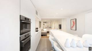 Mooi appartement nabij de Dumortierlaan en het Lichttorenplein!Dit stijlvol gelijkvloers appartement werd volledig vernieuwd met hoogwaardige...