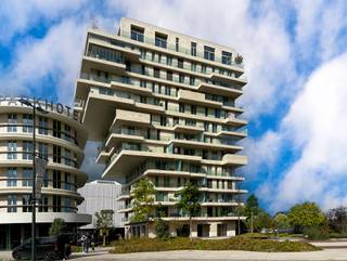 Dit appartement is gelegen in Waterfront Waregem, een prestigieus totaalproject dat wonen, werken, verblijven en recreatie samenbrengt. Het project omvat twee iconische woontorens, Ascot en Windsor, een kantoorgebouw en het viersterren Parkhotel. De architectuur, ontworpen door B2Ai en Wielfaert Architecten, kenmerkt zich door unieke vormen en terrassen, wat bijdraagt aan de onderscheidende uitstraling van het project. Duurzaamheid staat centraal, met geavanceerde energievoorzieningen zoals warmtepompen, warmtekrachtkoppeling en zonnepanelen, resulterend in een lage CO₂-uitstoot en energie-efficiëntie. <br /><br />Het appartement gelegen op het 9de verdiep bestaat uit een woonkamer met een open geïnstalleerde keuken, een badkamer met inloopdouche, een dressing, een slaapkamer en een berging. Door de het gebruik van grote raampartijen en via het terras heeft u een overzicht over de stad Waregem en de Vijvers.<br />Mogelijkheid tot aankoop ondergrondse staanplaats.<br />GEEN BTW, mogelijkheid 2% registratie
