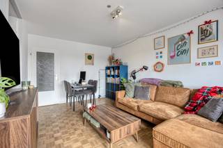 Bent u op zoek naar een strategisch gelegen vastgoedbelegging of een ideale eerste woonst in Gent? Deze instapklare studio aan de Vlaamsekaai staat nu te koop. Met een bewoonbare oppervlakte van 38 m² en een doordachte indeling biedt dit eigendom optimaal wooncomfort op een absolute toplocatie.Dankzij het grote schuifraam over de volledige breedte geniet u van maximale lichtinval en een naadloze overgang naar het terras. Vanaf dit balkon heeft u een uniek, uitzicht over de Schelde.Het slaapgedeelte is slim van de zithoek gescheiden door een kamerhoge gordijnwand. De open keuken is functioneel ingericht met witte kasten en een houten werkblad. De badkamer is volledig betegeld en voorzien van een ligbad, wastafelmeubel en aansluiting voor een wasmachine.De nabijheid van de E17/E40 garandeert een vlotte bereikbaarheid. Dit pand is een waardevaste investering met een hoog verhuurpotentieel of een perfecte pied-à-terre.Dit appartement is op heden verhuurd met een contract van korte duur (3 jaar) aangegaan op 01/08/2025.Troeven:- Ruim terras- Uitzicht op de Schelde- EPC B