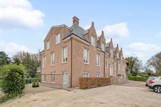 Dit uitzonderlijke villa-appartement van 280 m² biedt ongeëvenaard comfort en luxe, met een schitterend ruim terras, een privé tuin, dubbele garage...