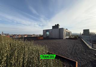 Op de dakverdieping van een gerenoveerd gebouw, treffen we dit unieke penthouse. De penthouse combineert de nieuwste technieken, een warme...