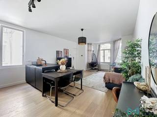 Info: bruxelles.ouest@weinvest.be of 02 315 77 22 – Karaktervol appartement met 3 slaapkamers, hoge plafonds en een flexibele indeling<br /><br />Gelegen op de eerste verdieping van een elegant gebouw uit het begin van de 20e eeuw, in een kleine mede-eigendom zonder lift, zal dit gerenoveerde appartement u zeker aanspreken dankzij zijn karakter, ruime vertrekken en bijzonder interessante indeling.<br /><br />Het appartement verkeert in goede algemene staat en beschikt over aangename leefruimtes en drie comfortabele slaapkamers :<br /><br />een slaapkamer van ca. 16 m²;<br />een slaapkamer van ca. 13 m²;<br />een derde kamer van ca. 9 m², die kan worden ingericht als slaapkamer of bureau.<br /><br />Een ideale indeling voor verschillende projecten : <br /><br />De bijzondere troef van deze woning is de indeling van de derde slaapkamer : deze is onafhankelijk toegankelijk vanaf de overloop, terwijl de twee andere slaapkamers en de leefruimtes samen het hoofdappartement vormen.<br /><br />Deze configuratie biedt veel flexibiliteit en een reëel potentieel voor optimalisatie.<br /><br />De woning is bijzonder interessant voor een investeerder die het huurrendement wil optimaliseren, met de mogelijkheid om de onafhankelijke ruimte afzonderlijk te verhuren, bijvoorbeeld aan een student of jongvolwassene, terwijl het hoofdappartement met twee slaapkamers behouden blijft.<br /><br />Ook voor een gezin biedt deze indeling interessante mogelijkheden: de afzonderlijke kamer kan bijvoorbeeld worden ingericht als een privéruimte voor een tiener, waardoor deze over meer zelfstandigheid beschikt.<br /><br />Daarnaast vormt deze configuratie een uitstekende oplossing voor wie van thuis uit werkt. De derde kamer kan worden ingericht als een afzonderlijk thuiskantoor of professionele werkruimte, waardoor privé- en beroepsleven duidelijk van elkaar kunnen worden gescheiden.<br /><br />Een zeldzame en veelzijdige indeling die de woning geschikt maakt voor zowel een residentieel project als een investeringsstrategie.<br /><br />Het appartement beschikt bovendien over dubbele beglazing, een individuele gascondensatieketel en een privatieve kelder, die extra bergruimte biedt.<br /><br />Een karaktervolle, gerenoveerde en functionele woning die de charme van een oudere woning combineert met mooie volumes en een flexibele indeling met tal van mogelijkheden, zowel voor eigen bewoning als voor een verhuurinvestering.<br /><br />Een bezoek is zeker aangewezen om het volledige potentieel en de unieke indeling van deze woning te ontdekken. EPC > D – CO₂: 60 kg/(m².jaar) – 302 kWhEP/(m².jaar)