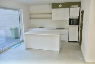 Ruime Nieuwbouwwoning met 4 tot 5 slaapkamers ! Indeling : Inkomhal , apart toilet , woonkamer met deels open keuken , berging . Verdiep :...
