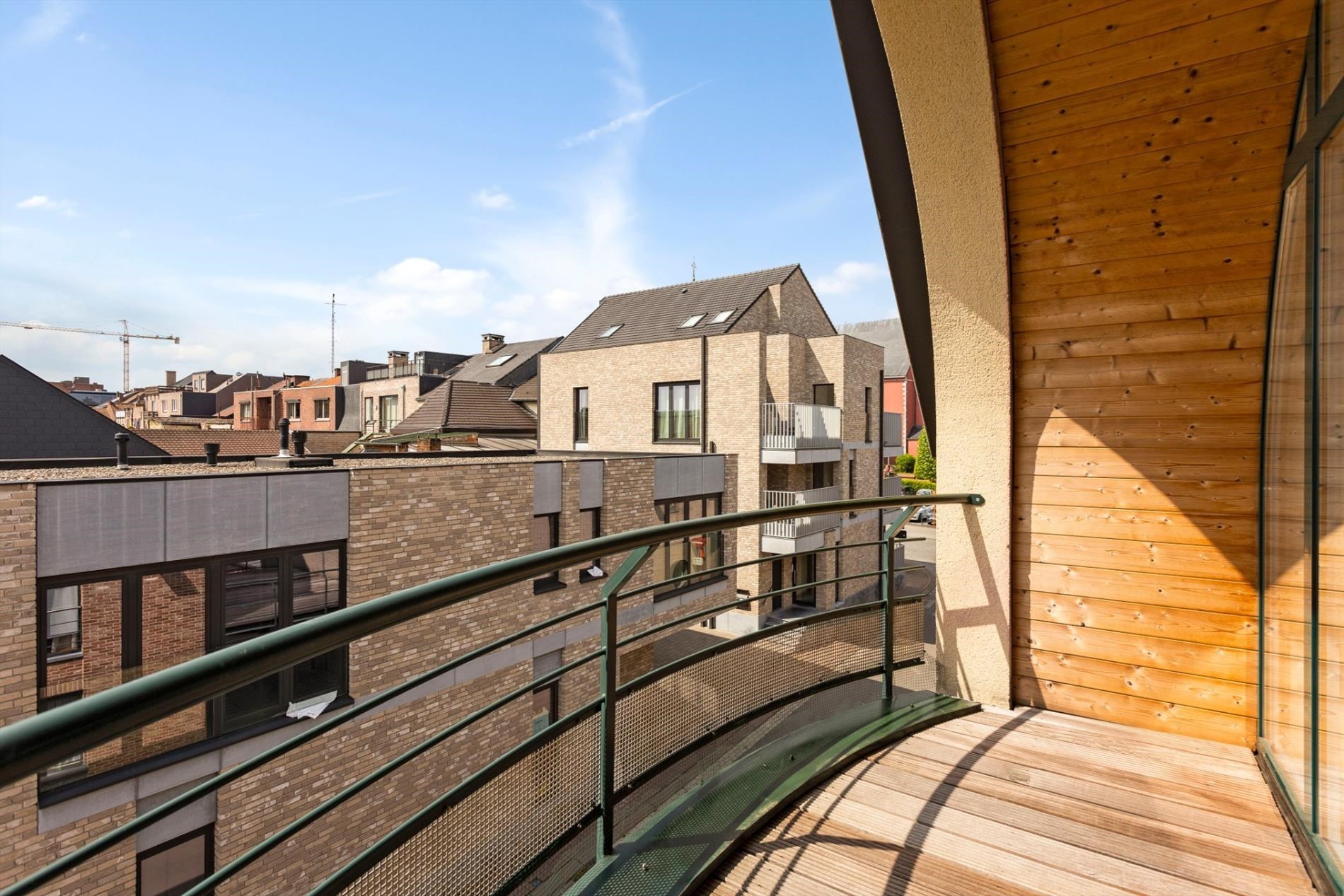 Aangenaam en luchtig appartement met 1 slaapkamer, terras & autostandplaats in ondergrondse garage in hartje Hoeselt - foto 2