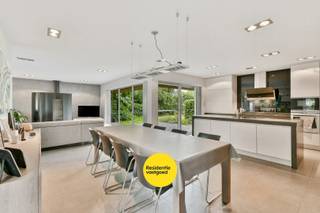 Op een rustige locatie in Koekelare bevindt zich deze verzorgde alleenstaande woning, gebouwd in 2006 op een perceel van 453 m². Met een bewoonbare oppervlakte van 190 m², vier slaapkamers, een garage en een mooie tuin biedt deze woning alle ruimte en comfort voor het hele gezin.<br />Via de inkomhal met gastentoilet komt u in de lichtrijke leefruimte met gezellige gaskachel. De open keuken sluit hier naadloos op aan en is uitgerust met alle gangbare toestellen. Verder beschikt het gelijkvloers over een praktische wasberging en een ruime inpandige garage.<br />Op de verdieping bevinden zich vier slaapkamers, waarvan één perfect kan dienen als bureau, een ruime badkamer met ligbad, inloopdouche en dubbele lavabo, en een apart toilet. Daarnaast is er nog een ruime zolder aanwezig die tal van mogelijkheden biedt als berging.<br /><br />Bent u op zoek naar een instapklare gezinswoning op een rustige locatie? Dan is dit zeker een bezoek waard.<br /><br />KIJKDAG op zaterdag 04/07/2026 van 14u tot 16u, uitsluitend op afspraak. Contacteer ons vandaag nog om uw bezoek in te plannen.<br /><br />Neem voorsprong met een vrijblijvende en gratis schatting van uw eigendom via:<br />http://www.residentievastgoed.be/gratisonlineschatten<br /><br />EPC: 194 kWh/m² - UC: 3880705 ~ Vg, Wg, Gvkr, Gvv, Gmo ~ Ref. MI24889