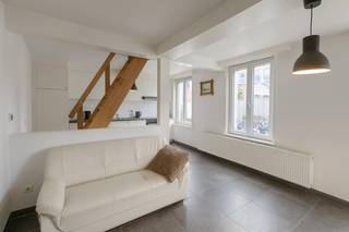 Unieke opbrengsteigendom of ideale eerste woonst van 65 m² op een absolute toplocatie in Lier! Via de inkom kom je onmiddellijk in de gezellige leefruimte met een geïnstalleerde open keuken, waar licht en ruimte centraal staan. Op de eerste verdieping bevindt zich een ruime slaapkamer en een aparte, volledig uitgeruste badkamer met een douche, toilet en lavabomeubel. Kortom, een charmante en instapklare woning op een gegeerde ligging — perfect voor wie comfortabel en centraal wil wonen of investeren.<br /><br />Extra: <br />- EPC-klasse D (326 kWh -&gt; GEEN renovatieverplichting!) <br />- Watertoets: perceelscore B, gebouwscore B. <br />- Woongebied, stedenbouwkundige informatie in aanvraag. <br /><br />Nabij school, winkels, autosnelweg, openbaar vervoer, etc. Voor meer info ga naar www.coenenvastgoed.be of bel 03/375.82.92