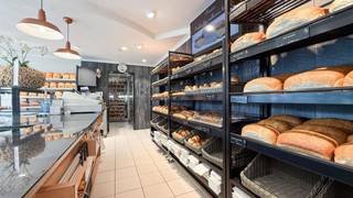 Bij ImmoFusion 7/7 “open huis” : klik op onze 3D-TOUR. Ervaar vastgoed alsof je er zelf doorloopt!<br /><br />Welkom in het hart van Heusden-Zolder, op Dorpshof 1, waar deze ruime, instapklare bakkerij met woonst wacht op een nieuwe eigenaar met passie voor ambacht of horeca. Van bij de eerste aanblik merk je dat dit pand met zorg is onderhouden. Via de verzorgde inkomhal betreed je het commerciële gedeelte: een grote bakkerijruimte. De bijhorende keuken is praktisch ingericht, volledig voorzien van alle nodige aansluitingen om onmiddellijk aan de slag te gaan.<br /><br />Aanpalend is er een handige bijkeuken op het gelijkvloers, uitgerust met een spoelbak, inductievuur, ingebouwde vaatwasser en overvloed aan opbergruimte – perfect voor extra voorbereiding of opslag. Verderop op de gelijkvloers bevindt zich ook een compacte badkamer met douchecabine, dubbele lavabo en toilet, ideaal voor dagelijks gebruik door personeel of bij lange werkdagen. Overal in het gebouw zijn airco-units voorzien, wat zorgt voor een aangenaam binnenklimaat, zowel in de werkruimtes als in het woongedeelte. De elektriciteit is volledig gekeurd, wat je heel wat administratieve zorgen bespaart. De huidige inboedel kan, indien gewenst, worden overgenomen tegen een meerprijs – een ideale kans voor wie onmiddellijk wil starten zonder extra investeringen.<br /><br />Wanneer we de trap opgaan naar boven, bevinden we ons aan de linkerkant van het gebouw in de gezellige leefruimte. Deze ruimte baadt in het licht en vormt het hart van het woonvolume. Net erachter bevindt zich een badkamer met ligbad, toilet en badkamermeubel. De keuken op de verdieping is centraal gelegen tussen leef- en eetruimte, wat zorgt voor een vlotte en huiselijke indeling. Verder zijn er nog twee comfortabele slaapkamers en een tweede, volledig uitgeruste badkamer met zowel douche als ligbad, ideaal voor grotere gezinnen of wie extra comfort wil.<br /><br />Dit veelzijdige pand is uitermate geschikt voor wie wonen en werken graag combineert op één locatie, of wie investeert in een handelsruimte met tal van mogelijkheden.<br /><br />Pluspunten:<br />- Overname aandelen ook mogelijk<br />– Grote, uitgeruste bakkerij met aparte keuken<br />– Elektriciteit goedgekeurd<br />– Mogelijkheid tot overname van inboedel<br />– Verzorgde inkomhal<br />– Airco’s doorheen het hele pand<br />– 2 badkamers<br />– Ideale combinatie van wonen en werken in het centrum van Heusden-Zolder<br /><br />Voor een bezichtiging of meer informatie, bel ons op 078/78.78.70 of spring gerust eens binnen in ons kantoor – je bent altijd welkom!