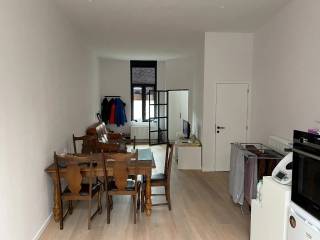 Deze aangename woning, gelegen nabij het station van Evergem werd totaal vernieuwd en omgevormd tot een energiezuinige woning met alle hedendaags comfort (hoogrendementsketel met aardgas, volledig geïsoleerd, PVC schrijnwerk met hoogrendementsbeglazing,...).
De woning omvat op het gelijkvloers een inkom met toilet, mooie leefruimte met salon en eetplaats en volledig ingerichte, open keuken. Op de eerste verdieping vinden we een slaapkamer en de ingerichte badkamer met inloopdouche, toilet en lavabomeubel. Op de tweede verdieping zijn er nog 2 slaapkamers.
Achter de woning is er een aangenaam tuintje achteraan het perceel met uitweg langs de achterzijde.
Scholen, openbaar vervoer, winkels, centrum Evergem bevinden zich op wandelafstand. Bovendien zijn er de vlotte verbindingen naar R4.
De woning is op heden verhuurd (huurprijs € 1200,00 per maand) wat deze woning ook interessant maakt voor de vastgoedinvesteerder.
Bel voor een bezoek ter plaatse: Ulrik Willems 0495 93 38 35.
