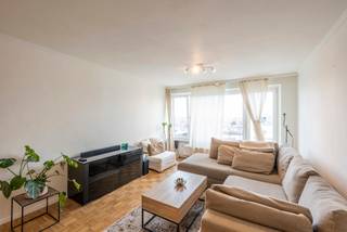 <p>Gezellig appartement met veel licht door zijn ligging op de 7<sup>e</sup> verdieping!</p>
<p>Een eigen plek nodig waar je het helemaal naar je zin kan maken? Kom dan dit leuke appartement ontdekken! Het werd vorig jaar grotendeels gerenoveerd: nieuwe leidingen, elektriciteit, nieuwe badkamer, toilet en keuken, met een hedendaagse look &amp; feel.</p>
<p>Indeling:</p>
<p>Lift (of trap) naar de 7<sup>e</sup> verdieping.</p>
<p>Inkomhal met vestiaire en aansluiting voor wasmachine en droogkast in de inbouwkast. Keuken met alle comfort (oven, kookplaat, dampkap, koelkast &amp; diepvries, vaatwas) en voldoende kastruimte. Gezellige ruime living met eetkamer en zithoek. Gang naar gastentoilet, badkamer met inloopdouche en dubbele lavabo, en 2 slaapkamers met balkon.</p>
<p>Er hoort ook een kelderberging bij, handig om spullen te plaatsen die je niet vaak nodig hebt.</p>
<p>Troeven:</p>
<ul>
<li>Instapklaar, het appartement is met smaak gerenoveerd</li>
<li>Handige ligging: aan de stadsring naast Delhaize &amp; de nieuwe Colruyt binnenkort, Brico, Malinas, Keerdokparking etc = winkels en station Nekkerspoel zijn op wandelafstand, èn je bent zo met de fiets aan station Mechelen en de binnenstad. Oprit naar E19 Brussel-Antwerpen op een steenworp.</li>
<li>Door de hoogte trek je veel licht binnen</li>
<li>Koffietje drinken op het balkon in de ochtendzon; door de oriëntatie wordt het nooit te warm binnen</li>
<li>Nieuw dak op het gebouw</li>
<li>Elektriciteit conform</li>
<li>Gunstig EPC B (beperkt verbruik)</li>
<li>Kelderberging</li>
<li>Parkeergelegenheid in de buurt (Keerdok), of met bewonerskaart in omliggende straten</li>
</ul>
<p>Praktisch:</p>
<ul>
<li>Beschikbaar bij akte</li>
<li>Kosten: provisie (met afrekening einde jaar) van:
<ul>
<li>+/- 224 eur/maand voor gemeenschappelijke lasten èn verbruik van water en gas inclusief, dat is naar Mechelse normen zeer correct</li>
<li>100eur/maand voor opbouw reservekapitaal (potje voor toekomstige uitgaven aan het gebouw)</li>
<li>+/- 40eur/maand voor verbruik elektriciteit</li>
</ul>
</li>
</ul>
<p>Zin om dit gezellige appartement te komen ontdekken? Contacteer dan tinne.schotsmans@quares-trevi.be of 0477 60 21 99. Tot dan!</p>