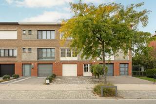 <p><span>Instapklare bel-étage in het gezellige Nachtegalenhof</span></p><p><span>Stel je voor: rustige straten, vriendelijke buren en alles wat je nodig hebt op wandelafstand. Het Nachtegalenhof is een van die buurten waar je je meteen thuis voelt. Winkels, scholen en openbaar vervoer liggen om de hoek, en via de A12 ben je zo in Brussel of Antwerpen.</span></p><p><span>Deze instapklare bel-étage is de ideale woning voor wie comfortabel wil wonen zonder compromis.</span></p><p><span>Indeling</span></p><p><span>Beneden verwelkomt een inkomhal je. Ernaast vind je de garage met elektrische poort ideaal voor wie elke dag op pad is, de oprit zelf biedt ook ruimte voor 2 wagens. Naast de garage bevindt zich een praktische wasplaats met douche en lavabo. Via de garage stap je zo de prachtige, groene tuin in met terras en vernieuwd tuinhuis. Jouw plek om tot rust te komen. De West-oriëntatie zorgt voor zon van de middag tot de laatste uurtjes.</span></p><p><span>Op het eerste verdiep opent de ruime hal naar een bijzonder lichte woonkamer. De aanpalende nieuwe keuken (anderhalf jaar oud) biedt een fantastisch kookgenot. Op dit verdiep is ook een apart toilet voorzien.</span></p><p><span>Het tweede verdiep herbergt drie volwaardige slaapkamers en een badkamer met ligbad, ruimte voor het hele gezin.</span></p><p><span>Technische details</span></p><ul><li><span>Dak geïsoleerd </span></li><li><span>Ramen dubbel glas</span></li><li><span>Elektriciteit wordt conform verkocht</span></li><li><span>EPC: 190 kWh/m²/jaar</span></li><li><span>Vernieuwde keuken</span></li><li><span>ZONNIGE TUIN</span></li></ul><p><span> </span></p><p><span> </span></p><p><span>Wil je deze woning ontdekken? Neem contact op voor een vrijblijvende afspraak we bezoeken ze graag samen met je.</span></p>