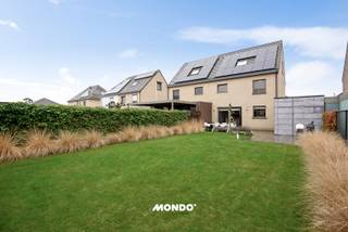 Cette maison économe en énergie et prête à emménager offre une disposition réfléchie et un confort de vie de haute qualité. Au rez-de-chaussée,...