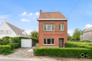 <strong>Te renoveren woning met tal van mogelijkheden in rustige, groene omgeving te Landegem</strong><br /><br />In de rustige en groene Dennendreef te Landegem bevindt zich deze charmante woning met een bewoonbare oppervlakte van 132 m², gelegen op een perceel van 280 m². Deze eigendom biedt een uitstekende basis voor wie op zoek is naar een renovatieproject met veel potentieel en mogelijkheden om volledig naar eigen smaak in te richten.<br /><br />Bij het binnenkomen betreedt u de inkomhal met praktische bergruimte onder de trap. De lichtrijke woonkamer zorgt voor een aangename leefruimte, aansluitend bevindt zich de keuken. Verder beschikt de woning over een functionele kelder en een badkamer op het gelijkvloers.<br /><br />Op de eerste verdieping bevinden zich drie slaapkamers. Via deze verdieping heeft u eveneens toegang tot de ruime zolder, die nog tal van uitbreidings- of inrichtingsmogelijkheden biedt.<br /><br />Buiten geniet u van een terras en een gezellige tuin, ideaal om tot rust te komen in het groen. Daarnaast is er nog een praktische tuinberging en een aparte garagebox aanwezig.<br /><br />Bezoekdag: dinsdag 26/05 van 16u tot 18u, mits het maken van een afspraak via 09 395 05 40 of verkoop@concept-home.be