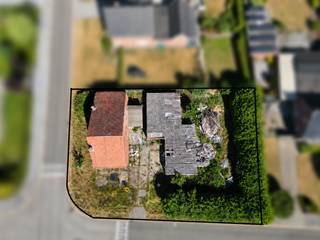 Welkom op de Sint-Barbarastraat 39 in Diepenbeek<br /><br />Deze unieke projectgrond biedt u de mogelijkheid tot het bouwen van twee open woningen, uitgevoerd in een strakke, tijdloze architectuur.<br /><br />Deze projectgrond is gelegen op een gunstige locatie in Diepenbeek, op een boogscheut van het centrum, scholen en lokale handelszaken.<br />Dankzij de strategische ligging geniet u van een rustige woonomgeving, met het natuurreservaat De Maten in de directe nabijheid. Hier kunt u heerlijk wandelen en volop genieten van de natuur. Bovendien bent u dankzij de uitstekende verbindingen snel in zowel Hasselt als Genk.<br />
<ul>
<li>Soort bebouwing: open bebouwing</li>
<li>Hoofdbestemming: ééngezinswoning – residentieel gebruik</li>
<li>Omgevingsvergunning: voorwaardelijk vergund dd. 07.04.2026</li>
<li>Perceelgrootte: 1.317 m²</li>
<li>Breedte perceel aan Sint-Barbarastraat: 35,48 m</li>
<li>Breedte perceel aan Kanaalstraat: 22,81 m</li>
</ul>
<br /><strong>Bouwkenmerken:</strong>
<ul>
<li>Bouwbreedte: 10,00 m</li>
<li>Bouwdiepte gelijkvloers: 8,00 m</li>
<li>Bouwdiepte verdieping: 8,00 m</li>
<li>Bouwhoogte: 2 bouwlagen</li>
</ul>
<br /><strong>Inplanting:</strong>
<ul>
<li>Afstand voorgevel tot rooilijn:</li>
<li>Woning 1: 5,21 m</li>
<li>Woning 2: 5,00 m</li>
<li>Afstand linker perceelsgrens (woning 1): 5,58 m</li>
<li>Afstand rechter perceelsgrens (woning 2): 3,93 m</li>
<li>Afstand achterste perceelsgrens:</li>
<li>Woning 1: 9,96 m</li>
<li>Woning 2: 11,06 m</li>
</ul>
<br /><strong>Dakvoorschriften:</strong>
<ul>
<li>Dakvorm: Plat dak</li>
<li>Dakrandhoogte hoofdgebouw: 6,15 m</li>
<li>Dakrandhoogte carport: 3,00 m</li>
</ul>
<br /><strong>Bijgebouwen:</strong>
<ul>
<li>Gekoppelde carport per woning</li>
<li>Breedte: 3,00 m</li>
<li>Diepte: 6,00 m</li>
</ul>
<br /><strong>Tuinberging per woning:</strong>
<ul>
<li>Oppervlakte: 6,00 m²</li>
<li>Afmetingen: 3,00 x 2,00 m</li>
</ul>
<br /><strong>Buitenaanleg</strong>
<ul>
<li>Terras aan de achterzijde</li>
<li>Draadafsluiting met haagbeplanting rondom het perceel</li>
<li>Wadi/infiltratievoorziening per woning</li>
<li>Hemelwaterput van 5.000 liter per woning</li>
</ul>
<br />Wenst u meer informatie of een verkennend gesprek in te plannen?<br />Bel ons gerust op het nummer 089 391 555 of mail naar info@frerevastgoed.be