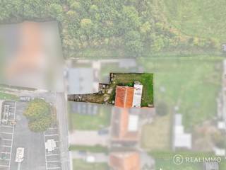 Ontdek deze verscholen woning, bereikbaar via een private toegangsweg, gelegen in een doodlopende straat in Kerkhove. De bestaande woning is...