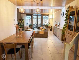 Op een fantastische locatie te Sint-Katelijne-Waver bevindt zich deze instapklare woning met 4 slaapkamers, leuke buitenruimte en gunstig EPC. U geniet hier van een uitstekende ligging in een rustige straat aan de rand van Mechelen nabij de Nekker met winkels, eet-en drankgelegenheden, scholen en het openbaar vervoer op wandel- en fietsafstand. Tevens geniet u van een goede bereikbaarheid vlakbij belangrijke invalswegen zoals de E19 richting Antwerpen of Brussel. <br /><br />We betreden de woning via de inkomhal met apart gastentoilet. De leefruimte geniet van veel natuurlijke lichtinval door de grote raampartijen aan de achterzijde en een lichtstraat. Deze kunt u inrichten met een gezellige zithoek en aparte eetplaats. De halfopen keuken met aparte zitplaats bevindt zich aan de voorzijde van de woning en is voorzien van de voornaamste toestellen. Vanuit de woonkamer heeft u toegang tot de leuke buitenruimte met overdekt terras, waar u steeds in alle rust en privacy kan genieten van het mooie weer. Het gelijkvloers beschikt verder nog over een praktische stockageruimte. De nachthal op de eerste verdieping geeft ons toegang tot 2 ruime slaapkamers en een badkamer met lavabo, inloopdouche en toilet. Via de vaste trap bereikt u de tweede verdieping, waar u eveneens 2 slaapkamers kan terugvinden. Tenslotte beschikt de woning over een handige fietsenberging aan de achterzijde die rechtstreeks toegankelijk is via een achtergelegen wandelpad. Deze woning is uitgerust met 12 zonnepanelen (incl groenestroomcertificaten) en heeft vloerverwarming. De elektrische keuring is conform en het EPC bedraagt slechts 98 (label A). Tot slot is deze woning asbestvrij. <br /><br />Dit is een uitstekende opportuniteit als u op zoek bent naar een energiezuinige en instapklare gezinswoning met 4 slaapkamers en leuke buitenruimte op een fantastische locatie te Sint-Katelijne-Waver. Contacteer ons voor meer informatie op 0497 14 67 97 of via info@boonstravastgoed.be<br /><br />Bijzonderheden:<br />- 4 slaapkamers<br />- Vlakbij Mechelen<br />- EPC = 98 (label A)