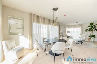 <p><span>Algemeen:</span><span> </span></p><p><span>Residentie Bo'rive bestaat uit moderne appartementen met assistentie, voorzien van alle comfort maar bewust zeer laagdrempelig met lage kosten maar mogelijkheid tot diensten op maat. Gelegen in een rustige, groene omgeving vlakbij het water is het heerlijk wonen voor alle leeftijden. Een gezellige, nieuwe wijk op wandelafstand van Hemiksem centrum en slechts twintig minuten van Antwerpen biedt alle nodige faciliteiten. Thuis geniet u van alle rust, zicht op groen en de openheid van het water. Stapt u de deur uit, dan hoeft u niet ver te gaan om een hapje te eten, boodschappen te doen of te genieten van de gezellige buurt. De perfecte balans tussen kalmte en comfort.</span></p><p><span> </span></p><p><span>Bovendien hoeft u zich nooit meer ergens zorgen om te maken bij Borive: wij ontzorgen onze bewoners op basis van hun noden. De opgegeven prijs bedraagt een vanaf-prijs.</span></p><p><span> </span></p><p><span>Indeling:</span><span> </span></p><p><span>Dit appartement (heden de modelwoning) beschikt over een eigen inkomdeur aan het nieuw aangelegde plein. De inkomhal op parket is zeer ruim en biedt toegang tot de ruime leefruimte met grote raampartijen. De open keuken is kwalitatief uitgerust met stenen werkblad en donkere kasten. Alle nodige toestellen werden voorzien. Rondom is er een privatieve omheinde tuin met terras en ZW-oriëntatie. In de hal is er een gastentoilet en een handige berging waar we de ventilatie en warmtepomp terugvinden. Er zijn twee ruime slaapkamers aanwezig en een badkamer met inloopdouche, tweede toilet en lavabo.</span></p><p><span> </span></p><p><span>Mogelijkheid om berging en staanplaats bij aan te kopen in ondergrondse.</span></p><p><span> </span></p><p><span>De vele voordelen van Bo'rive</span></p><p><span>- Unieke ligging: bij het water en in een groene omgeving</span></p><p><span>- Moderne BEN-appartementen met assistentie</span></p><p><span>- Comfort- en zorgdiensten op maat</span></p><p><span>- Ondergrondse parking en berging</span></p><p><span>- Vlot bereikbaar met openbaar vervoer en wagen</span></p><p><span>- Centraal gelegen tussen Antwerpen en Brussel</span></p><p><span>- Fiscaalvriendelijke investering met verlaagde BTW</span></p>