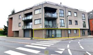 Gelijkvloers appartement (80m²) nabij het dorpscentrum, station, bushalte, .... omvattende een leefruimte met open keuken,...