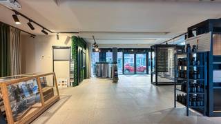 <p>Dit commercieel gelijkvloers van ca 160 m² bevindt zich in de Timmerwerfstraat op het Zuid en maakt deel uit van de standingvolle residentie "Hoopnatie". De Timmerwerfstraat is de verbindingsstraat tussen de vernieuwde Scheldekaaien en de Waalsekaai met het gloednieuwe "Zuidpark".</p>
<p>Dankzij de centrale ligging is dit de perfecte uitvalsbasis: vlakbij de Scheldekaaien, Leien, Singel en Ring waardoor een vlotte bereikbaarheid gegarandeerd wordt. Parkeermogelijkheden zijn voorzien in de nabijgelegen parkings "Steendok" en "Kooldok". <br />Diverse gezellige restaurants en cafeetjes in de buurt zorgen bovendien voor een ideale omgeving.</p>
<p>De ruimte onderscheidt zich door haar moderne uitstraling en aangename, natuurlijke lichtinval dankzij de grote raampartijen langs drie zijden van het pand. Dit zorgt voor een open en uitnodigende sfeer wat resulteert in een ideale werkomgeving.</p>
<p>Het interieur is hoogwaardig afgewerkt met een warme tegelvloer en schrijnwerk op maat voor een stijlvolle en professionele indruk.</p>
<p>Kitchenette en sanitair zijn eveneens voorzien.</p>
<p>Deze commerciële ruimte is uiterst polyvalent en biedt tal van mogelijkheden naar inrichting en invulling toe.</p>
<p>Het pand is momenteel stabiel verhuurd.</p>