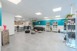 <h2>Nieuwbouw handelspand te koop met zeer correcte huurders – interessante investering in Oostende</h2>
<p>(Het volledige handelspand omvat zowel het witte gedeelte als het grijze gedeelte op het verkoopplan bij de foto's)<br /><br />VERKOOP ONDER BTW STELSEL MOGELIJK VOOR PROFESSIONELEN!<br />Mogelijkheid tot aftrekken BTW. <br /><br />Op een<span> </span><strong>centrale en commerciële ligging in Oostende</strong><span> </span>bevindt zich dit recente nieuwbouw handelspand aan de<span> </span><strong>Alfons Pieterslaan 56</strong>.</p>
<p>Het pand is<span> </span><strong>momenteel verhuurd</strong>, waardoor dit een interessante opportuniteit vormt voor investeerders die op zoek zijn naar een<span> </span><strong>kwalitatief vastgoed met bestaande huuropbrengsten</strong>.</p>
<p>Het handelspand combineert een moderne uitstraling met een praktische inrichting en biedt tal van mogelijkheden voor diverse commerciële of professionele activiteiten.</p>
<p>Een belangrijke meerwaarde is de<span> </span><strong>aangename patio van 21,81m2</strong>, die zorgt voor extra buitenruimte. Vanuit de patio is er bovendien<span> </span><strong>rechtstreekse toegang tot een dubbele garagebox</strong>. Deze dubbele garagebox kan<span> </span><strong>optioneel mee worden aangekocht</strong><span> </span>en biedt extra mogelijkheden voor het stallen van voertuigen, opslag of materiaal.<br /><br /></p>
<h3>Troeven</h3>
<ul>
<li><strong>Recent nieuwbouw handelspand</strong></li>
<li><strong>Momenteel verhuurd</strong></li>
<li>Interessant als<span> </span><strong>rendementsvolle vastgoedinvestering</strong></li>
<li>Centrale ligging aan de<span> </span><strong>Alfons Pieterslaan in Oostende</strong></li>
<li>Moderne en kwalitatieve uitstraling</li>
<li><strong>Patio met rechtstreekse toegang tot de dubbele garagebox</strong></li>
<li>Mogelijkheid tot aankoop van een<span> </span><strong>dubbele garagebox</strong></li>
<li>Extra opslag- en parkeermogelijkheden</li>
<li>Geschikt voor diverse commerciële en professionele activiteiten</li>
</ul>
<p><strong><br />Een interessante investering voor wie op zoek is naar commercieel vastgoed in Oostende met reeds een huurder aanwezig.<br /><br /></strong></p>
<p>Contacteer ons voor meer informatie over het handelspand, de huidige huurovereenkomst en de aankoopmogelijkheden van de dubbele garagebox.</p>