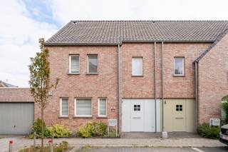 <p>Interesse in dit pand? Neem voor bijkomende informatie rechtstreeks contact op met Benjamin Degrauwe via <strong>+32 473 23 70 30</strong> of <strong>benjamin.degrauwe@copandi.be</strong>. Een bezoek inplannen kan eenvoudig via www.copandi.be.</p><p>Welkom in de Volderij 10, een instapklare en goed onderhouden woning vlakbij het centrum van Kontich. De woning bevindt zich in een heel aangename recente residentiële wijk, vlak aan een klein parkje. Dit pand uit 2011 combineert de rust van een residentiële buurt met een hedendaagse, verzorgde afwerking, die alle troeven biedt voor een gezin op zoek naar ruimte en comfort.</p><p>De woning is praktisch ingedeeld: we komen binnen in de gang met ingemaakte kasten en aparte toilet. De grote, open hoekkeuken heeft alle comfort met AEG toestellen. Achteraan is nog een handige berging met lavabo, wasplaats en doorgang naar de tuin. De woonruimte geeft ook uit op de tuin en het terras waar je kan genieten van de ochtendzon. Op de eerste verdieping zijn 3 slaapkamers en een ruime badkamer met een grote inloopdouche, bad en wastafel. De zolderverdieping is ingericht als grote extra slaapkamer (40m²), met airco en aansluiting voor water (mogelijkheid voor een extra badkamer).</p><p>De leuke tuin met groot terras is oost georiënteerd. Achteraan is nog een garage (met groendak) en doorgang naar de straat achter het huis.</p><p>Deze woning werd afgewerkt met oog voor detail en duurzaamheid: hoogrendementsglas, dakisolatie en een ventilatiesysteem (systeem D) zorgen voor een aangenaam binnenklimaat. Een regenwaterput van 5000 liter met aansluiting op toilet en buitenkraan onderstreept de aandacht voor duurzaam watergebruik. Veiligheid is voorzien dankzij een alarmsysteem en videofoon. Het EPC-label B (103 kWh/m²) bevestigt de energetische kwaliteit van de woning.</p><p>Volderij 10 ligt op een rustige toplocatie in Kontich, op wandelafstand van lokale voorzieningen. Scholen, winkels, speeltuin en sportparken bevinden zich op zeer korte afstand, wat deze woning bijzonder praktisch maakt voor gezinnen.</p><p>De woning kan gemeubeld verkocht worden en is beschikbaar vanaf 15 juli 2027!</p><p>Ben je benieuwd naar wat deze woning jou te bieden heeft? Neem gerust contact op met ons kantoor om een bezoek in te plannen en de sfeer zelf te ervaren.</p>