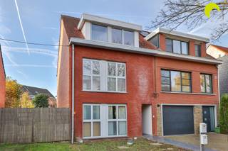 <p><span>Gelijkvloers appartement met tuin te Mortsel!</span></p><p><span>Indeling gelijkvloers appartement met tuin</span><span>: <br />We betreden het appartement via de privatieve inkom en komen vervolgens in de lichtrijke woonkamer met zicht op de tuin. In de tuin bevindt zich bovendien een ruim atelier.<br />Verder vinden we de open keuken, volledig uitgerust met alle comfort.</span></p><p><span>In de nachthal bevinden zich een apart toilet en een berging.</span></p><p><span>Aan de voorzijde van de woning ligt de eerste slaapkamer met open badkamer, bestaande uit een bad en een badkamermeubel.<br />Via de hal bereiken we de trap die leidt naar de tweede slaapkamer op de bovenverdieping.</span></p><p><span> </span></p><p><span>Nuttige informatie:</span></p><ul><li><span>EPC: 189 Kwh/(m²/jaar) LABEL B</span></li><li><span>P-score = Klasse A</span></li><li><span>G-score = Klasse A</span></li></ul><p><span> </span></p><p><span>Stedenbouwkundige inlichtingen in aanvraag.</span></p><p><span> </span></p><p><span>Voor een bezoek ter plaatse kan u ons contacteren op het nummer 03 449 42 41 of mail ons via <span>hallo@habicom.be</span></span></p><p><span> </span></p>