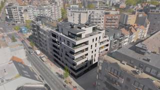 Op een boogscheut van de Koninginnelaan, de zeedijk, Thermae Palace en ‘t Bosje bevindt zich deze nieuwbouwresidentie: Futuro. Deze prachtige architectuur werd ontworpen door het gerenommeerde architectenbureau Luum. <br /><br />Elk appartement is uitermate ruim (minimaal 94m²) en beschikt over een eigen terras. De gevel, alsook de gevelvlakken aan de terrassen worden opgetrokken in een lichtgrijze natuursteen. Het schrijnwerk is voorzien in koperkleurig aluminium, alsook de inkom, fietsenberging en garages.<br /><br />Elk appartement krijgt een individuele warmtepomp, vloerverwarming, mooie keukenwaarde en ventilatie systeem D. <br /><br />EPB studie: er wordt een A score EPC afgeleverd, de appartementen worden zeer goed geïsoleerd, ook op akoestisch vlak. Glas is voorzien met zonnefactor.<br /><br />De auto kan in het gebouw geparkeerd worden, er is een ruime autolift voorzien. Op het gelijkvloers zijn er vier afgesloten parkings, op de kelderverdieping zijn er 8 garages en 4 parkeerplaatsen en ook private bergingen beschikbaar. <br /><br />Dankzij de grootte, ligging en architectuur is deze residentie een unicum in Oostende. <br /><br />Prijzen vanaf €365.000 excl. BTW (zijnde €441.650 incl. 21% BTW)<br /><br />Troeven<br /><br /><ul><li>ruime appartementen<br /><br /></li><li>gunstige locatie nabij groen en de zee<br /><br /></li><li>vlot bereikbaar<br /><br /></li><li>fraaie architectuur</li></ul>