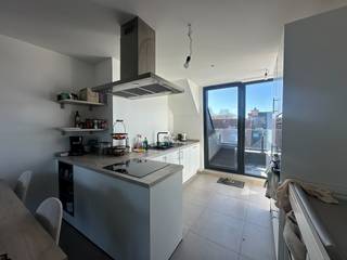 Dit energiezuinig duplex appartement (EPC<30) ligt op de 3e verdieping van een kleinschalig gebouw gelegen in het centrum van Evergem. Lift...