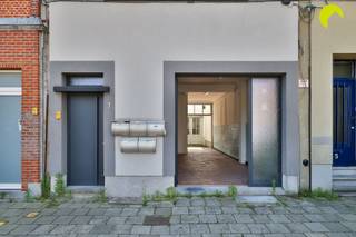 <p><span>Ce bâtiment multifonctionnel est situé dans le quartier Groenenhoek à Berchem et comprend un entrepôt/atelier au rez-de-chaussée et des bureaux à l'étage.</span></p><p><span> </span></p><p><span>On y accède par la porte vitrée. On pénètre alors dans un espace couvert. Immédiatement à gauche, on trouve un petit espace d'accueil.</span></p><p><span> </span></p><p><span>Devant nous, au rez-de-chaussée, nous avons accès à un grand espace, idéal pour le stockage, une salle d'exposition ou un atelier.</span></p><p><span>Un escalier extérieur nous mène au premier étage. On y trouve un espace de bureaux, équipé de sanitaires et d'une cuisine.</span></p><p><span> </span></p><p><span>Chauffage assuré par une chaudière à condensation rénovée.</span></p><p><span> </span></p><p><span>Classe énergétique : F</span></p><p><span>Note P : A - Note G : A</span></p><p><span> </span></p><p><span>Surface selon le relevé du certificat de performance énergétique</span></p><p><span> </span></p><p><span>Pour une visite sur place, appelez le 03 449 42 41 ou envoyez-nous un e-mail à hallo@habicom.be.</span></p><p><span>Vous souhaitez connaître la valeur de votre logement ? Vérifiez-la gratuitement sur www.watismijnhuiswaard.be</span></p>