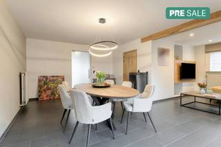 Venez découvrir ce bien lors de la pré-vente le samedi 21/02 de 10h à 1h30, prenez rendez-vous dès maintenant ! Cette maison prête à emménager est située dans un endroit calme à Waregem, à proximité du centre et des principales routes d'accès. Cette maison mitoyenne dispose de 3 chambres, d'un espace de vie agréable et d'une terrasse.MISE EN PAGERez-de-chausséeHall d'entrée - toilettes séparées - salon lumineux avec salle à manger attenante - cuisine (four, micro-ondes, lave-vaisselle, cuisinière, hotte) - rangement + buanderie - garage séparé - allée avec places debout - terrasse avec étang à poissonsPremier étageHall de nuit - chambre 1 - chambre 2 - chambre 3 - salle de bain (douche, baignoire, lavabo)Grenier avec escalierINFORMATIONS GÉNÉRALES- superficie 328m²- EPC favorable- double vitrage partout- chauffage par radiateurs à gaz et poêle à granulés- garage séparé- partiellement repeint- nouvelles portes en chêne- Réservoir de 3 000 litresLe bien est proposé selon la formule Pre-sale. Le 21/02/2026 entre 10:00 et 11:30, vous pouvez visiter le bien sur rendez-vous et faire une offre. Le prix affiché est un prix indicatif. Pour plus d'informations, veuillez contacter le responsable du dossier.