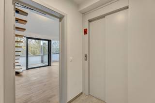 <p>Voor meer info of een bezoek, bel 053 59 49 34 - Op een <strong>toplocatie </strong>in Geraardsbergen bevinden zich deze 3 volledig afgewerkte<strong> nieuwbouwappartementen. Scholen, winkels, openbaar vervoer en het centrum van Geraardsbergen bevinden zich op wandelafstand. </strong>Het gelijkvloers appartement omvat een inkomhal, lichtrijke leefruimte met open (volledig geïnstalleerde) keuken, praktische bergruimte, apart toilet, badkamer (met inloopdouche) en een ruime slaapkamer. Tevens beschikt het appartement over een zeer ruim binnenterras waarbij er onmiddellijke connectie is met de leefruimte, waardoor we enorm <strong>lichtrijke eet- en leefruimtes</strong> creëren! Bouwplannen of verdere informatie kan verkregen worden op kantoor. <strong>De appartementen zijn volledig afgewerkt & instapklaar - Vloerverwarming - Zonnepanelen - Toplocatie! </strong><br /><br /><strong>*Prijs vermeld in de advertentie betreft prijs excl. BTW en kosten.</strong><br /><strong>Mogelijkheid tot aankoop aan 6% BTW!</strong></p>