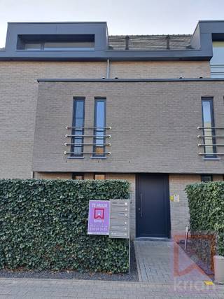 1 slaapkamer appartement gelegen in rustige buurt nabij het stadscentrum van Geel, bestaande uit: Inkomhal, ruime woonkamer met veel lichtinval...