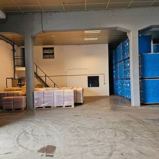 <strong>Entrepôt ou atelier de grande superficie, chauffé, avec accès indépendant aux deux halls via deux portes sectionnelles.</strong><br />Bureaux situés au rez-de-chaussée, sanitaires et réfectoire aménagés à l’étage.<br />Le site est sécurisé et bénéficie d’un service de conciergerie disponible 360 jours par an.<br />Excellente accessibilité grâce à la proximité immédiate de la RN25 et de l’E411.