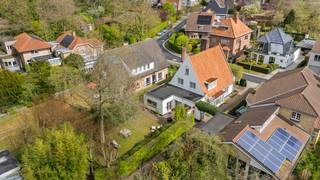 <p>Ontdek deze <strong>unieke en idyllische eigendom in de Veldstraat</strong>, waar karakter, ruimte en veelzijdigheid naadloos samenkomen.</p><p>De eigendom omvat <strong>twee volwaardige entiteiten</strong>: een charmante gezinswoning vooraan en een <strong>ruim, volledig ingericht bijgebouw</strong> achteraan de tuin. Ideaal voor wie wonen en werken wil combineren, een kangoeroewoning zoekt of extra rendement wenst.</p><p>De hoofdwoning verwelkomt u via een ruime inkomhal met gastentoilet en leidt naar de <strong>lichtrijke leefruimte met open keuken</strong>, volledig gericht naar de zonnige tuin. Verder beschikt u over een authentieke badkamer/wasruimte en een bureau. Op de eerste verdieping bevinden zich <strong>twee ruime slaapkamers en een badkamer</strong>, terwijl de zolder een <strong>polyvalente ruimte of bijzondere kinderkamer</strong> biedt.</p><p>Achteraan de tuin bevindt zich het absolute surplus: een <strong>bijgebouw met leefruimte, slaapkamer, badkamer, kantoorinrichting, wellness (spa & sauna) én een afgesloten garage</strong>.</p><p>Technisch is de eigendom <strong>asbestveilig</strong>, met aandachtspunten op elektrisch vlak, wat ruimte biedt tot verdere optimalisatie.</p><p>Een eigendom die u niet enkel bekijkt, maar ervaart. <strong>Zeldzame kans op topligging.</strong></p><p>Interesse?</p>