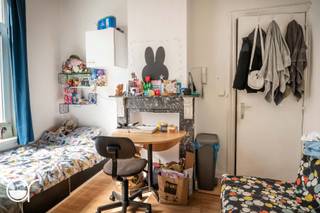 Deze opbrengsteigendom is gelegen in een rustige zijstraat parallel aan de Overpoort, dé studentenbuurt van Gent. Dankzij de centrale ligging bevinden alle belangrijke universiteits- en hogeschoolcampussen zich op korte afstand, net als winkels, openbaar vervoer en het station Gent-Sint-Pieters. Een ideale locatie voor studenten.<br /><br />De woning omvat 7 studentenkamers en een aparte studeerkamer. Elke kamer is volledig bemeubeld en uitgerust met een eigen lavabo. Ieder tussenverdiep is voorzien van een badkamer. De twee badkamers zijn te delen door zes kamers. <br />De kamer op de sous-solverdieping beschikt over een privatief toilet en heeft daarnaast toegang tot een aparte badkamer in de inkomhal, uitsluitend bestemd voor deze kamer. Er is ook een koer aanwezig, handig waar de studenten het vuilnis kunnen bewaren. <br />De maandelijkse netto-opbrengst bedraagt € 3.720.<br /><br />Alle 7 kamers beschikken over een conformiteitsattest, geldig tot 15/06/2027. De elektriciteitskeuring zal conform worden afgeleverd bij het verlijden van de akte.<br />Voor meer informatie of een bezoek, kan u terecht op de website: https://janfranswillemstraat4.rosseel.be/ <br /><br />Bij meerdere biedingen aan de vraagprijs behoudt de eigenaar zich het recht voor om de verkoopprocedure verder te zetten via een gesloten biedingssysteem.